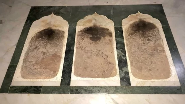 तीन अल्लाह के दोस्त (वली) ने एक साथ नमाज़ पढ़ी