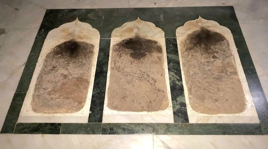 तीन अल्लाह के दोस्त (वली) ने एक साथ नमाज़ पढ़ी