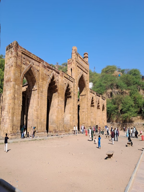 अढ़ाई दिन का झोपड़ा परिसर का शांत और प्राचीन वातावरण