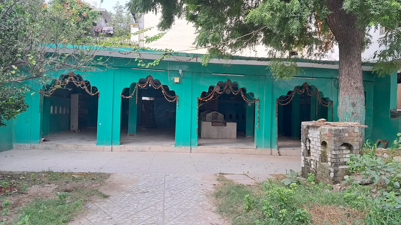 adhchini dargah