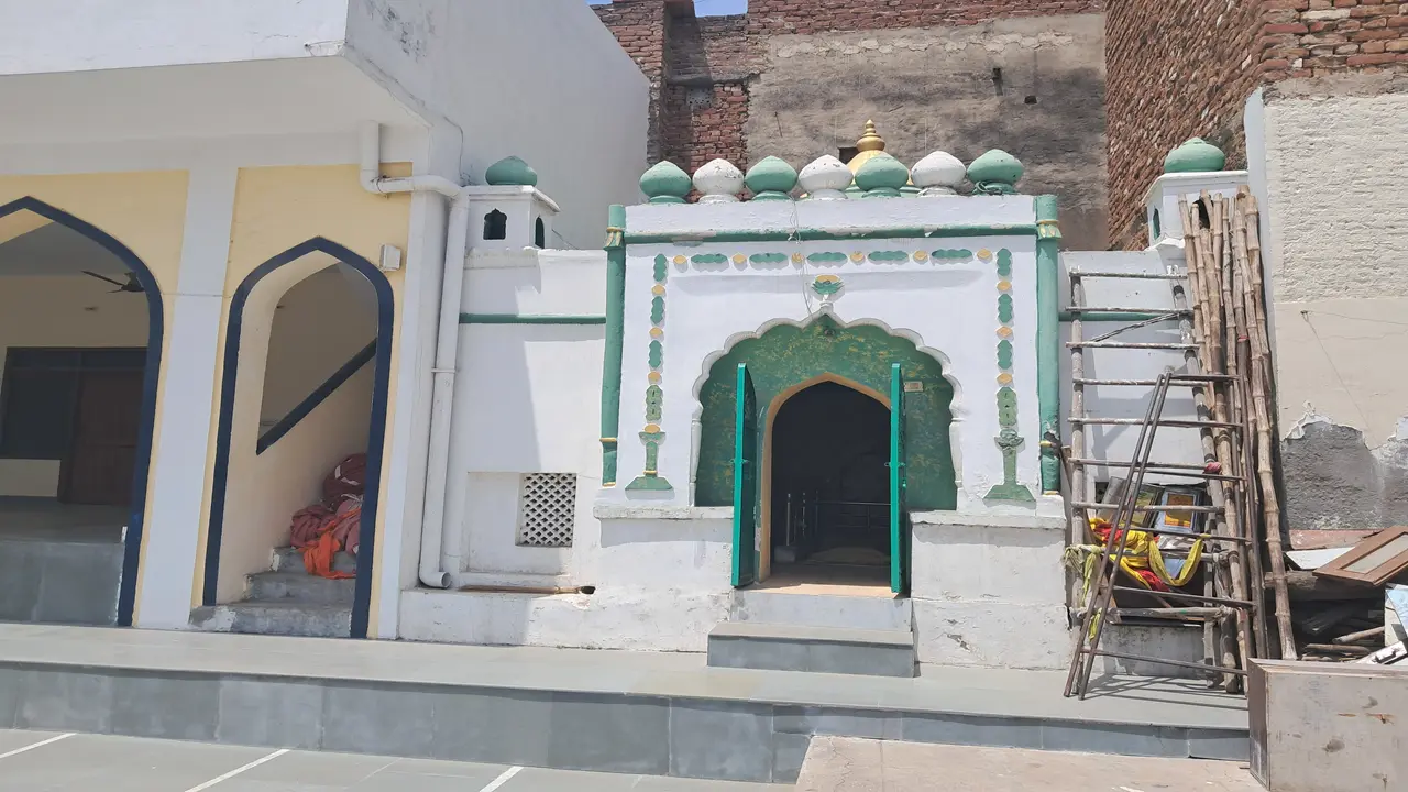 आँगन-में-बनी-एक-पुरानी-क़ब्र
