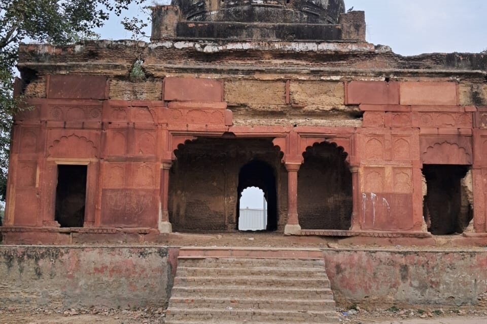 ग्रेटर नोएडा के कासना गांव में स्थित इकराम खान का मकबरा