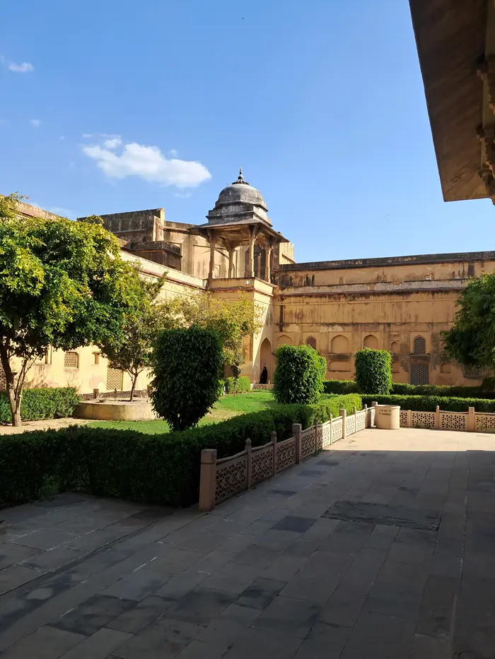 Where is Akbari Fort and how to get there