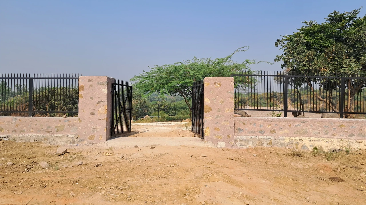 anangpur dam main gate
