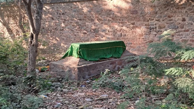 दिल्ली की एक ऐतिहासिक भूली क़ब्र