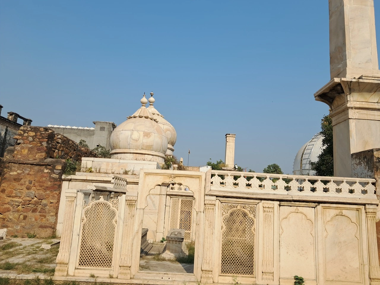 zafar mahal ke andar teen mughal badshah