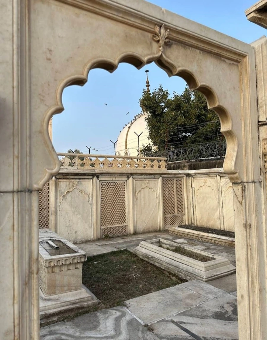 zafar mahal yaha dafan hona chahte thai
