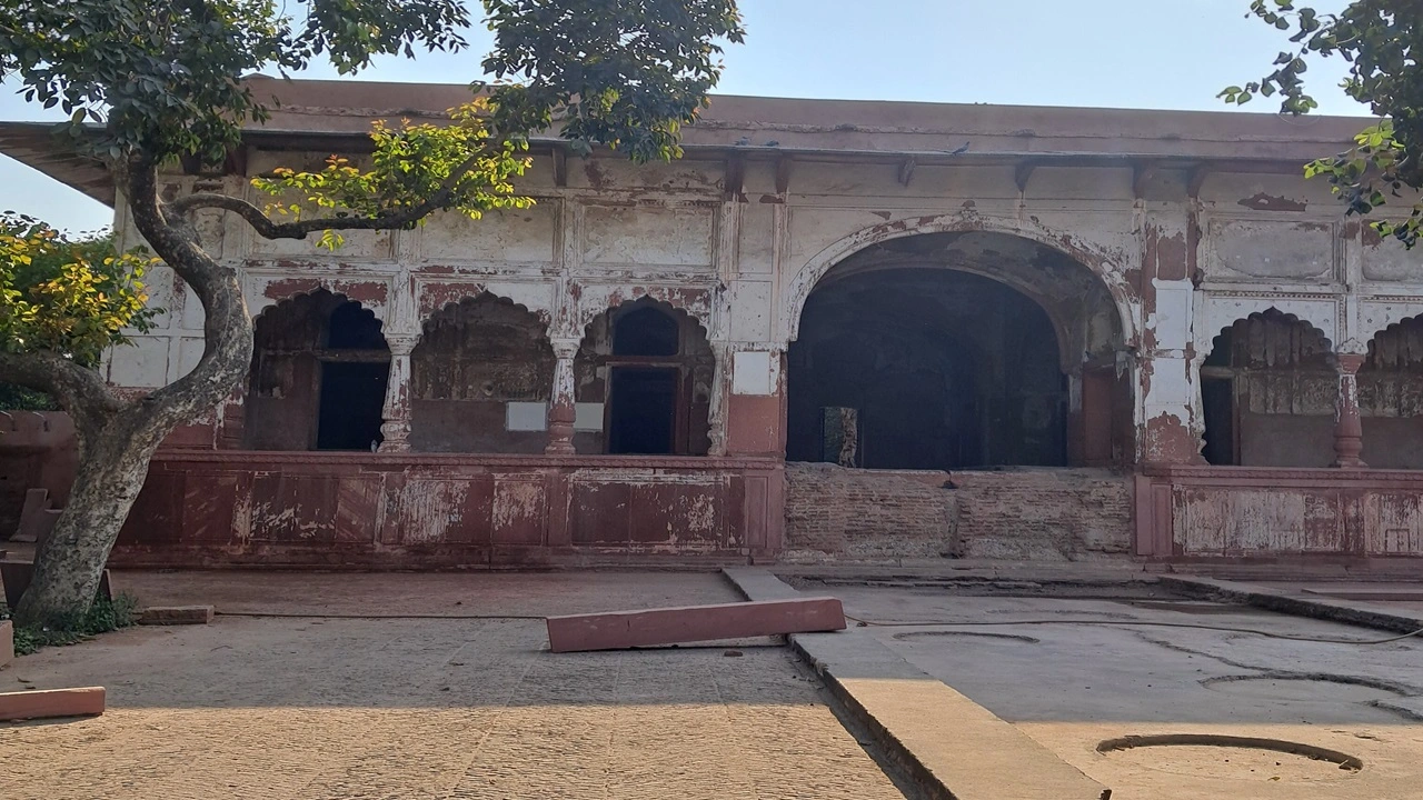 औरंगज़ेब की ताजपोशी जहां हुई — जानिए शीश महल का इतिहास