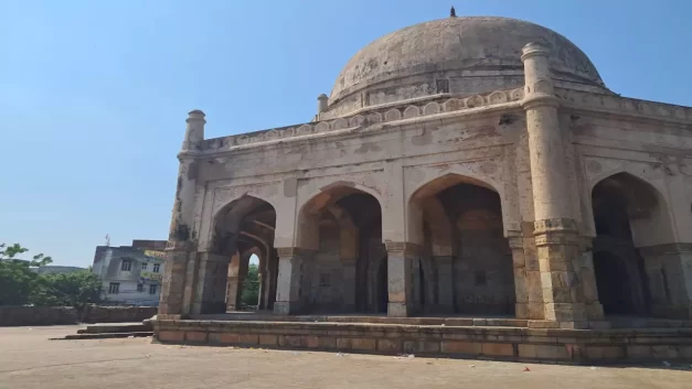 भूल-भुलैया के नाम से मशहूर – आदम ख़ान का मक़बरा